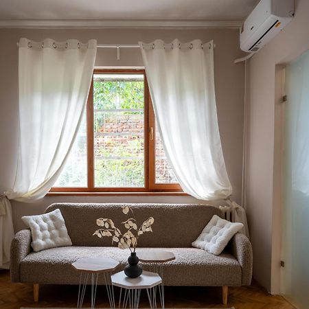 Beautiful Two-Bedroom Apartment In City Center Szófia Kültér fotó