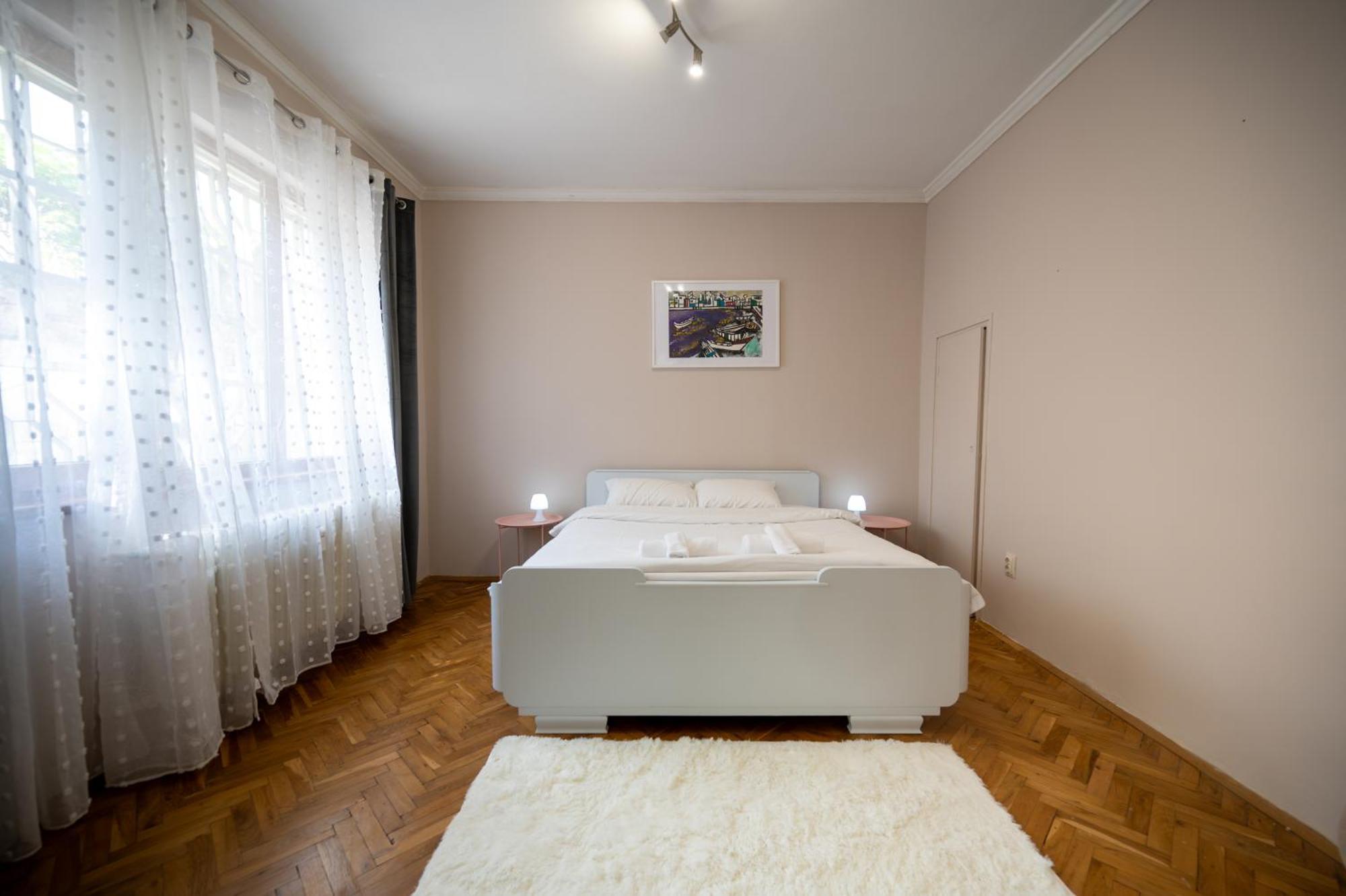 Beautiful Two-Bedroom Apartment In City Center Szófia Kültér fotó